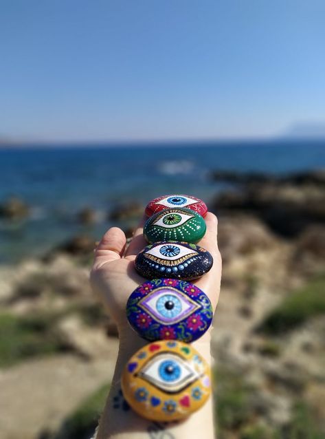 Evil Eye Rocks Painted Stones, Evil Eye Painted Rocks, Evil Eye Rock Painting, Eye Rock Painting, Buda Painting, Diy Rock Art, Mandala Rock Art, Stone Art Painting, Eye Decor