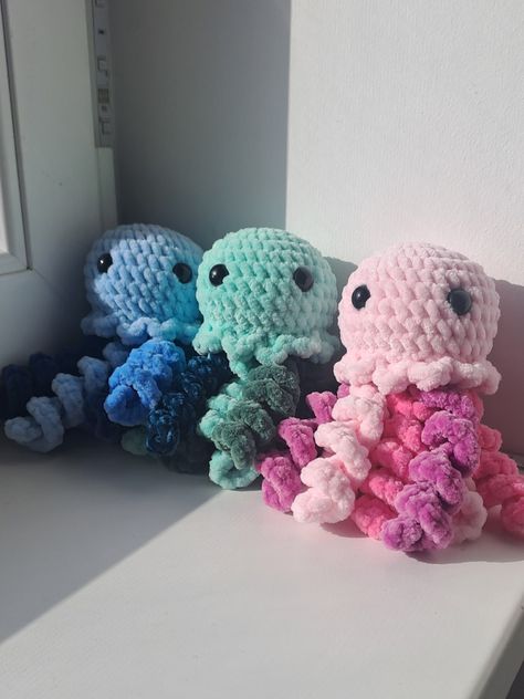 Fluffy jellyfish friend handmade with love. Choose which color plush you want, and get the jellyfish plushie personally made for you!💕 Approx. size: 16 cm × 8.5 cm × 8 cm (6.3 in × 3.3 in × 3.15) Materials used: - Himalaya Dolphin Baby / Velvet yarn - safety eyes - polyester filling (100% recycled) Handwash at 40 oC. Pattern by cora._.crochet Crochet Jellyfish Plushie, Jellyfish Stuffed Animal, Fluffy Crochet Projects, Fluffy Yarn Crochet Projects, Jellyfish Crochet Pattern, Jellyfish Plush, Fluffy Crochet, Crochet Jellyfish, Crocheted Jellyfish