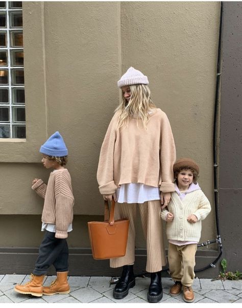 So Cal Winter Outfits, Winter Mum Outfit, Cool Mom Winter Outfits, Beige Mom, Mom Outfits Winter, Mum Fashion, Cool Mom, Mode Inspo, Kids Fashion Boy