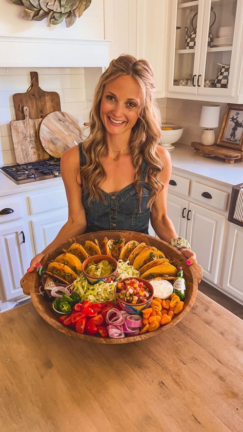 lifebyleanna on Instagram: Taco Tuesday Board!! We love taco night at our house! I assemble the tacos with taco meat topped with shredded cheese and pop them in the… Hosting Taco Night, Tacos Table Set Up, Taco Night Aesthetic, Taco Board Ideas, Tacos Platter, Taco Charcuterie Board Ideas, Barbie Desserts, Taco Charcuterie Board, Taco Night Ideas