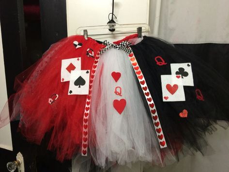 Pin em Party Costume Ideas Alice In Wonderland, Queen Of Hearts Costume Ideas, Queen Of Hearts Skirt, Queen Of Hearts Outfit, Diy Queen Of Hearts, Porta Halloween, Queen Of Hearts Halloween Costume, Hearts Outfit, Halloween Alice In Wonderland