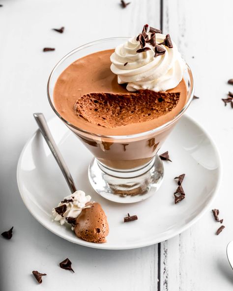 Baileys Chocolate Mousse Baileys Chocolate Mousse Recipe, Baileys Chocolate Mousse, Bonni Bakery, Best Chocolate Mousse Recipe, Bailey Mousse, Cream Desserts Recipes, Pelo Chocolate, Baileys Recipes, Molten Chocolate Lava Cake