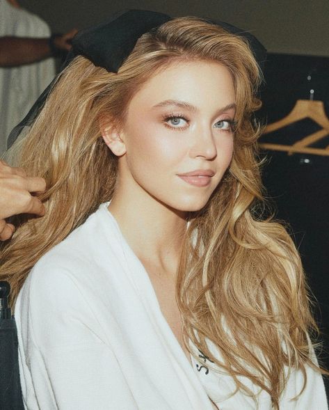 Sydney Sweeney Met Gala, Sydney Sweeney, Getting Ready, Sydney, A Woman, Blonde, Hair, Blue, White