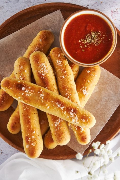 Easy Homemade Breadsticks, Copycat Olive Garden Breadsticks, Breadstick Recipe, Olive Garden Breadsticks, Bread Stick, Homemade Breadsticks, Breadsticks Recipe, Copycat Olive Garden, Olive Garden Recipes