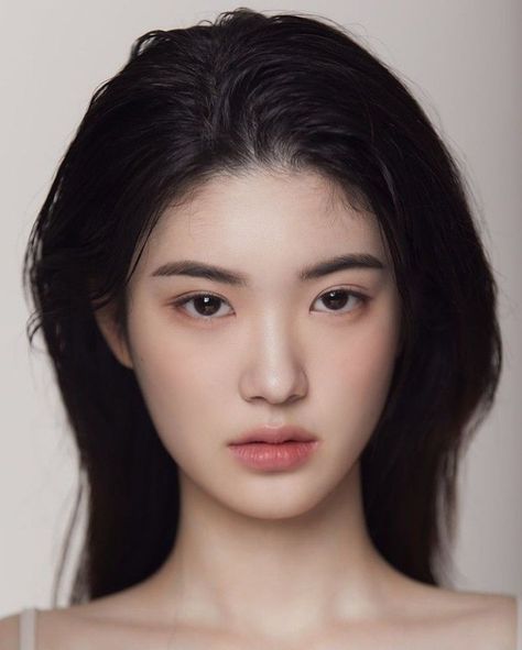 Kim Gahee, Makeup Asia, Asian Makeup Looks, Women Skin, Model Face, Diy Beauty Hacks, School Looks, Asian Makeup, Medium Length Hair Cuts