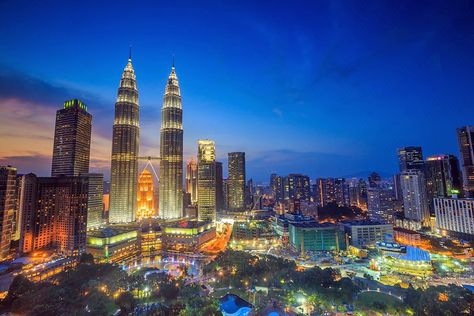 12 Best Places to Visit in Malaysia | PlanetWare Gunung Mulu National Park, Malaysia Tourism, Malaysia Tour, Hotel Kuala Lumpur, Clear Beaches, Cheap Places To Travel, Melaka, Cheap Hotels, Tour Packages