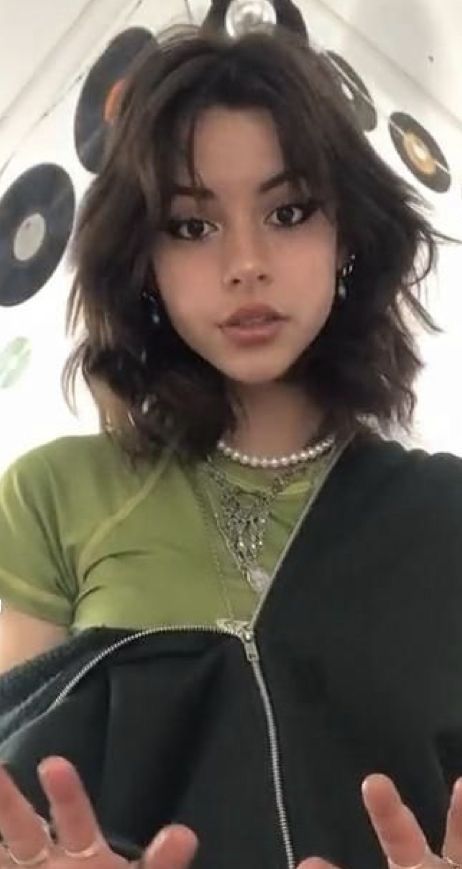 Short Layered Haircuts Curly Waves, Short Shaggy Hair With Curtain Bangs, Neck Length Layered Hair, Neck Length Layered Haircuts, Oval Face Haircuts Short Thick Hair, Hair Cuts2023, Shoulder Length Wolf Cut, Neck Length Hair, Short Grunge Hair