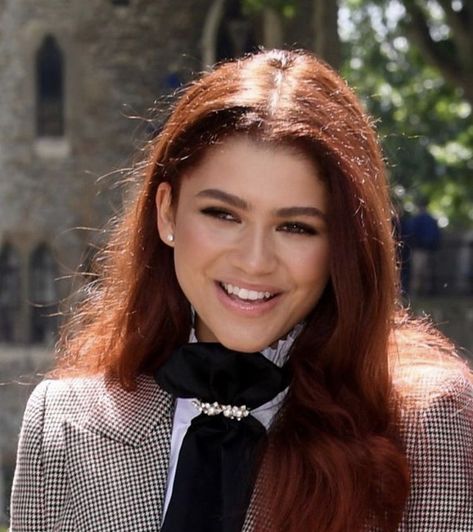 Zendaya Red Hair, Cullen House, Red Hair Pictures, Ginger Hair Dyed, Dipped Hair, Zendaya Hair, College Hairstyles, Auburn Red, Brown Curly Hair