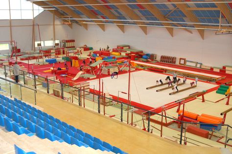 salle de gymnastique artistique du Complexe gymnique Arques Classroom Aesthetic, Avengers Tower, Performing Arts School, Gymnastics Equipment, Gymnastics Gym, Gymnastics Training, Train Room, Artistic Gymnastics, Relaxation Room