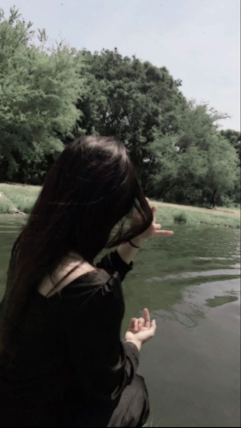 🎀 Girl Hidden Face, Alone But Happy, Hidden Face Aesthetic, Girls Dpz Stylish, Aesthetic Blurry Mirror Selfie, Mermaid Sketch, Black Hair Aesthetic, Korean Photo, Cats Photos