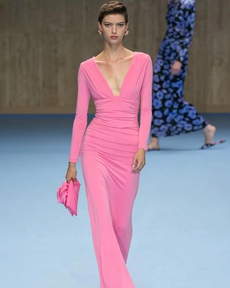 2025 Fashion, Spring 2025, Green Prom Dress, Vogue Runway, Dope Outfits, Pink Outfit, Carolina Herrera, Elegant Fashion, New York Fashion Week