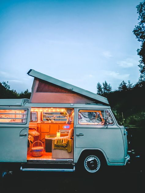 Vintage Volkswagen Bus, Mini Vans, Volkswagen Camper Van, Volkswagen Vans, Vw Camper Van, Old Campers, Kombi Home, Volkswagen Van, Volkswagen Camper