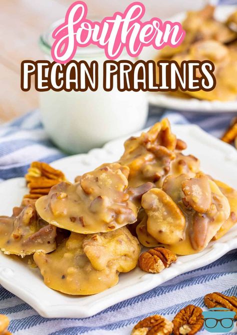 An easy, tasty candy, these Southern Pecan Pralines are creamy, crunchy, sweet and amazingly delicious. Perfect for gatherings or gift giving! Pecan Praline Recipe, Southern Pecan Pralines, Pralines Recipe, Praline Candy, Praline Recipe, Pecan Desserts, Pecan Praline, Homemade Toffee, Country Cook