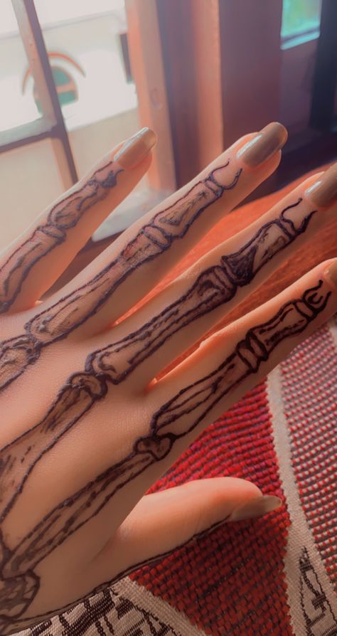 Henna , hand skeleton, mehendi, henna art, skull Skeleton Mehendi, Henna Skull Hand, Skeleton Henna Designs, Skeleton Henna, Halloween Henna, Henna Rose, Homemade Henna, Henna Designs Arm, Hand Skeleton