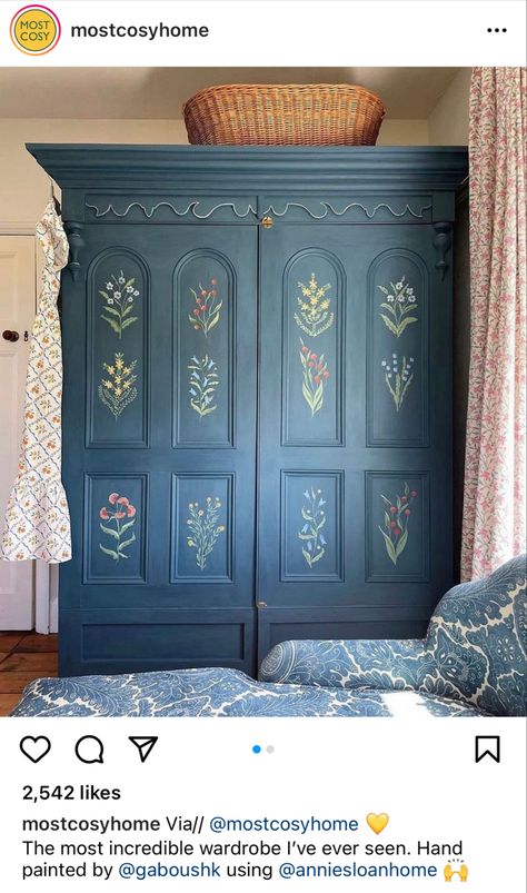 Painted Wardrobe, Interior Murals, Deco Paint, Stencil Decor, Painted Cupboards, Stencil Furniture, Diy Furniture Renovation, Painting Furniture Diy, Furniture Renovation