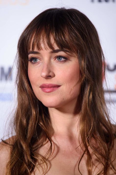 Bangstyle Hair, Dakota Johnson Bangs, Dakota Johnson Hair, Messy Bangs, Bangs Styles, Hollywood Girls, Bangs For Round Face, Wispy Bangs, How To Style Bangs