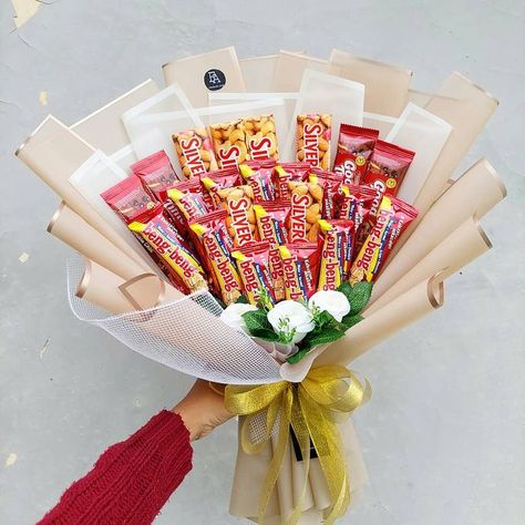 coklat silverqueen bucket Candy Gifts Diy, Bucket Ideas, Bouquet Tutorial, Logo Design Collection, Wedding Gifts Packaging, Flower Bouquet Diy, Gifts Wrapping Diy, Gift Bouquet, Snack Cake