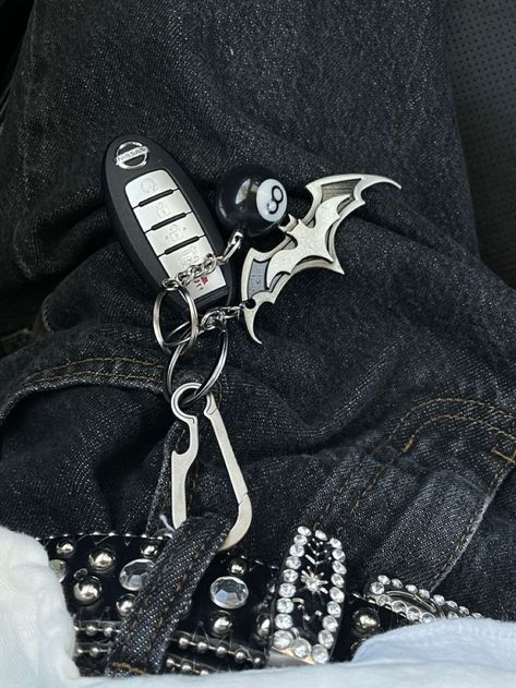 Cool Keychains, Batman Logo, Cute Cars, Laura Lee, Things To Buy, Outfit Inspirationen, Keychains, Toner, Car Accessories