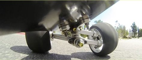 The four-bar multi-link system gets the wheels leaning into your turn Motorized Skateboard, Best Longboard, Snow Toys, Industrial Design Portfolio, Longboard Design, Skateboard Trucks, Vintage Skateboards, Reverse Trike, Concept Motorcycles