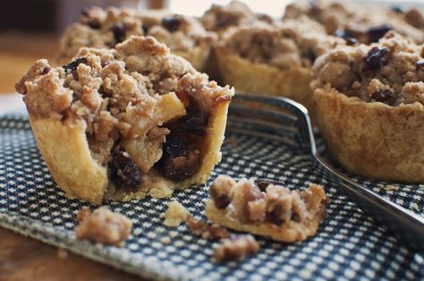 @Cheryl Goss theses? Mini Apple Pies with Crumb Topping Apple Pie With Crumb Topping, Mini Apple Pie, Apple Pie From Scratch, Apple Crumb Pie, Crumb Pie, Pie From Scratch, Cupcake Cups, Apple Crumb, Oktoberfest Halloween