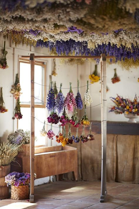 Designing With Dried Flowers - The Flowering Farmhouse Dried Flower Chandelier Diy, Farmers Market Flower Display Ideas, Dried Flower Studio, How To Display Dried Flowers, Hanging Dried Flowers Decor, Dried Flower Chandelier, Flower Drying Rack, Flower Chandelier Diy, Dried Flower Installation