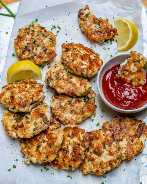 Chicken Recipe Keto, Keto Receipts, Ground Chicken Recipe, Cheesy Chicken Fritters, Chicken Fritters Recipe, Chicken Fritters, Ground Recipes, Keto Easy, Fritters Recipe