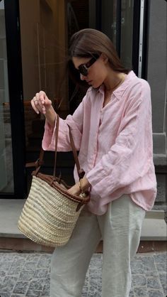 Linen Shirt Winter Outfit, Hot Pink Linen Shirt Outfit Women, Vacation Outfits Paris Summer, Pink Shirt Summer Outfit, Loose Summer Clothes, Pink Linen Shirt Outfit Women, Pink Linen Shirt Outfit, Pink Shirt Outfit Aesthetic, Linen Shirt Outfit Women