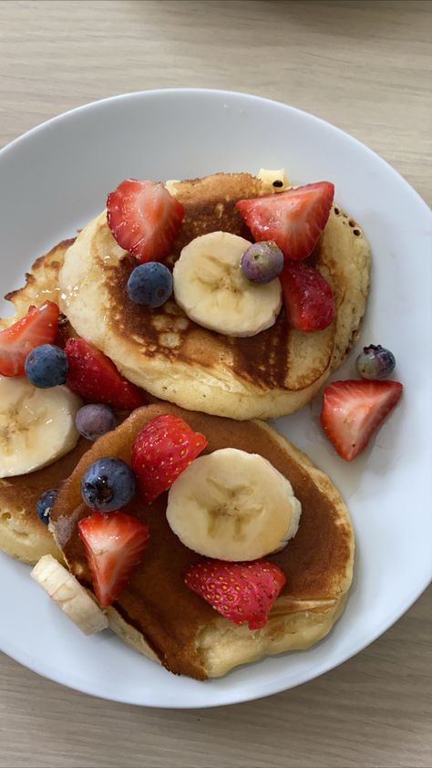 Pancakes With Fruit, Breakfast Crepes, Healthy Food Dishes, Healthy Food Motivation, Food O, Food Is Fuel, Food Obsession, Food Menu, Pretty Food