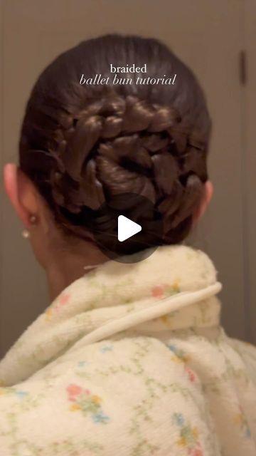 How To Do A Ballet Bun, Ballerina Bun Tutorial, Ballet Bun Tutorial, Ballet Hair Bun, Formal Bun, Ballet Hairstyles, Ballerina Bun, Ballet Bun, Dance Workshop