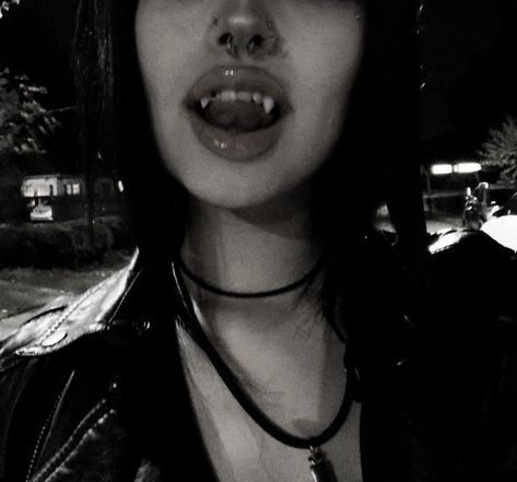 Styl Grunge, Vampire Fangs, Vampire Girls, Dark Grunge, Profile Pictures Instagram, Feminine Aesthetic, Baddie Hairstyles, Your Lips, Grunge Style