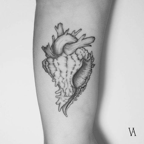 tatuajes bonitos simbólicos con corazón anatómico, tatuajes en el brazo para hombres y mujeres Snail Tattoo, Animal Tattoos For Women, Inner Arm Tattoos, Anatomical Heart Tattoo, Shell Tattoos, Self Love Tattoo, Heart Tattoos, Ocean Tattoos, Hand Poked Tattoo