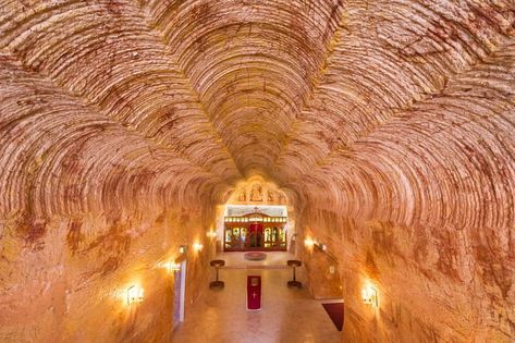 An underground church in the Australian town of Cooper Pedy. Much of the city is underground because of the insane heat they get. Underground Building, Coober Pedy Australia, Hidden City, Australia Travel Guide, Underground Tunnels, Underground Cities, Earth Surface, Coober Pedy, Spring Trip