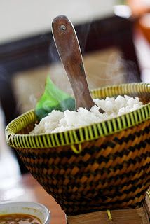 Bakul Nasi (Rice Basket). It's a handcraft of woven bamboo. It's also multifunction basket. Nasi Putih Aesthetic, Simple Cafe, Spice Island, Cabbage Recipes, Let's Talk About, Design Aesthetic, Unique Recipes, Biryani, Let's Talk