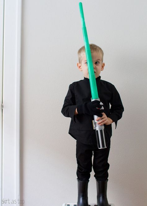 jedi luke skywalker costume Luke Skywalker Kid, Luke Skywalker Costume Kids, Luke Skywalker Costume, Luke Skywalker Jedi Knight, Stranger Things Halloween Costume, Jedi Costume, Star Wars Halloween, Star Wars Luke Skywalker, Knight Costume