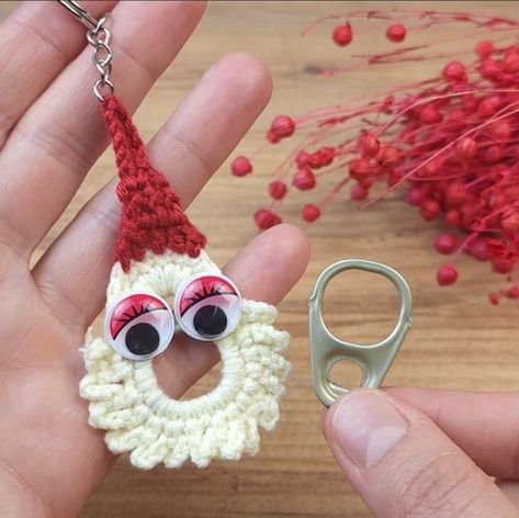 Crochet With Soda Tab, Can Tab Crochet, Crochet Santa Claus, Soda Tab Crafts, Crochet Christmas Ornaments Free, Soda Tabs, Pop Tabs, Crochet Santa, Crochet Xmas