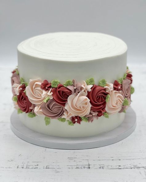 Spring Flowers Cake, Birthday Cake With Frosting Flowers, Pink Cake With Buttercream Flowers, Floral Cake Designs Buttercream Flowers, Minimalist Cake, Butter Cream Flower Cake Design, Butter Cream Floral Cakes, Professional Cake Decorating, Floral Cake Design