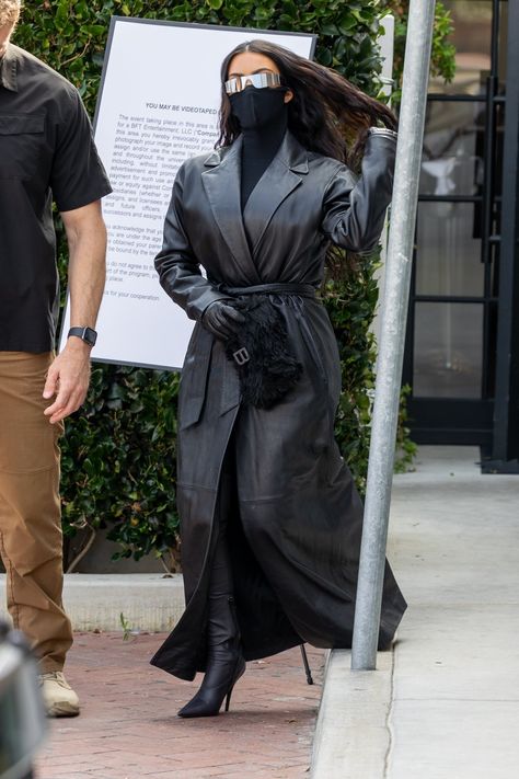 Kim K Balenciaga, Kim Kardashian Street Style, Alex Polizzi, Kardashian Street Style, Style Balenciaga, Bandana Girl, Kardashian Outfit, Trench Coat Outfit, Long Leather Coat