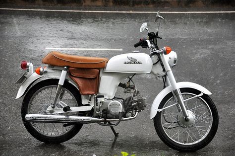 honda benly 50, restored with leather pannier. Simson Moped, Vintage Moped, Honda Scooters, Vintage Honda Motorcycles, Soichiro Honda, Motorcycle Saddlebags, Honda Cub, Honda Bikes, Honda (motorcycle)