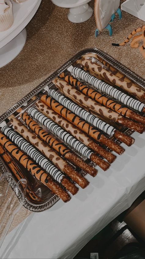 Safari Shower Ideas, Animal Chocolate, Wild Baby Shower, Safari Baby Shower Boy, Jungle Thema, Lion King Baby Shower, Baby Shower Safari Theme, Wild Birthday Party, Lion King Baby