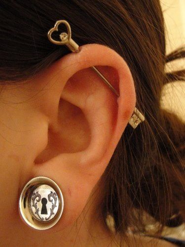 Cute industrial piercing & gauges:) I wish they were normal earing's though Cute Industrial Piercing, Industrial Piercing Jewelry, Septum Piercings, Tattoo Zeichnungen, Barbell Piercing, Cool Piercings, Industrial Jewelry, Cute Piercings, Piercings Unique