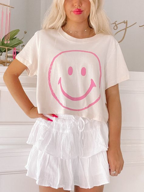 Simply Smiley Tee | Sassy Shortcake Preppy Shirts For School, Cute Preppy Clothes, Preppy Back To School Outfits, Preppy Shirts, Sassy Shortcake, Pink Smiley Face, White Linen Skirt, Pink Smiley, Preppy Fits