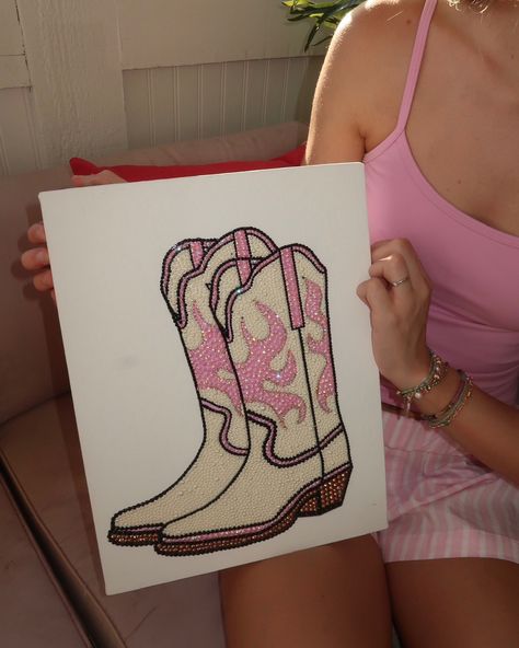 “White and pink boot kit” is now available on my website!!🫶🫶 Details of each DIY kit: Premium wooden canvas with pre-printed designs for easy embellishment. Each kit comes complete with tools, glue, instructions, and beads needed to recreate the trendy artworks featured on my social media. Measurements of canvas : 11inch x 14inch x .75inch Bead On Canvas Art, Gem Canvas Art Easy, Badazel Painting, Gemstone Canvas Art, Rhinestone Art Design, Glitter Painting Ideas, Rhinestone Painting Ideas, Bedazzle Art, Glitter Painting Canvas