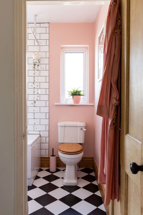 Diy Home Decor For Apartments Renting, Casa Rock, Bathroom Renovation Diy, Checkered Floor, Diy Bathroom Makeover, Bad Inspiration, Diy Bathroom Remodel, Apartment Bathroom, Pink Bathroom