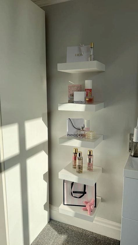 Shoes Bedroom Ideas, Aesthetic Shoe Display, White Shelves Bedroom Aesthetic, Parfume Shelves Ideas, Ikea Shelves Decorating Ideas, Room Decor Ideas Shelves, New York Room Ideas, Room Ideas Accessories, Girly Apartment Inspiration