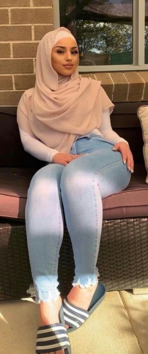 Hijab Fashionista, Muslim Women Fashion, Muslim Women Hijab, Beautiful Muslim Women, Arab Women, Curvy Women Jeans, Muslim Girls, Curvy Girl Fashion, Curvy Girl Outfits