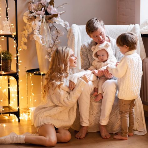 Christmas Photo Shoot Family, Photo Ideas Christmas, Christmas Photo Shoot, New Year Photoshoot, Christmas Portrait, Christmas Family Photoshoot, Family Photo Ideas, Photoshoot Family, Mini Outfit