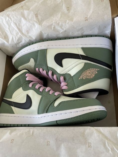 Jordan 1 Mid Dutch Green, Sepatu Air Jordan, Air Force One Shoes, Wmns Air Jordan 1, Air Jordan 1 Mid Se, Preppy Shoes, Pretty Shoes Sneakers, All Nike Shoes, Cute Nike Shoes