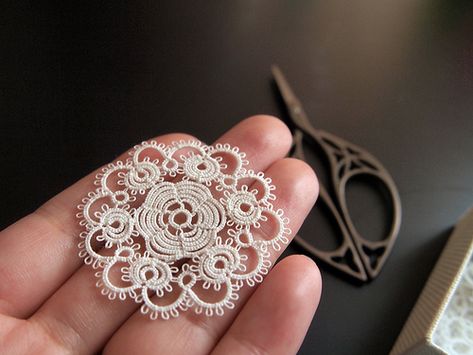 Very pretty tatted lace motif in fine thread. Needle Tatting Tutorial, Tatting Patterns Free, Needle Tatting Patterns, Shuttle Tatting Patterns, Tatting Tutorial, Mode Crochet, Tatting Jewelry, Needle Tatting, Tatting Lace