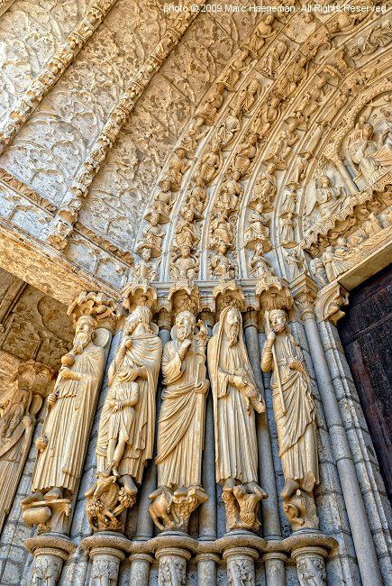 Chartres Cathedral, Architecture Antique, Istoria Artei, Gothic Cathedrals, Cathedral Architecture, Sacred Architecture, Cathedral Church, Church Architecture, Classical Architecture