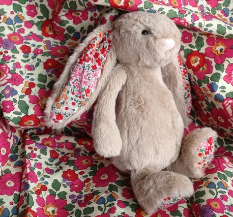 Blog in French with many tutos, sewings Ideas and free patterns. Beautiful and chic inspiration for kids Diy Teddy Bear, Kids Zoo, Fabric Animals, Couture Sewing, Diy Couture, Inspiration For Kids, Soft Toys, Peg Dolls, Animal Dolls